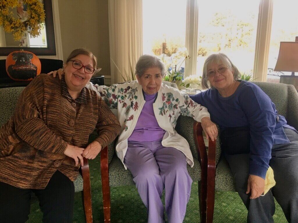 Aminta sitting with her sisters; Ada (left) and Antonia (right).